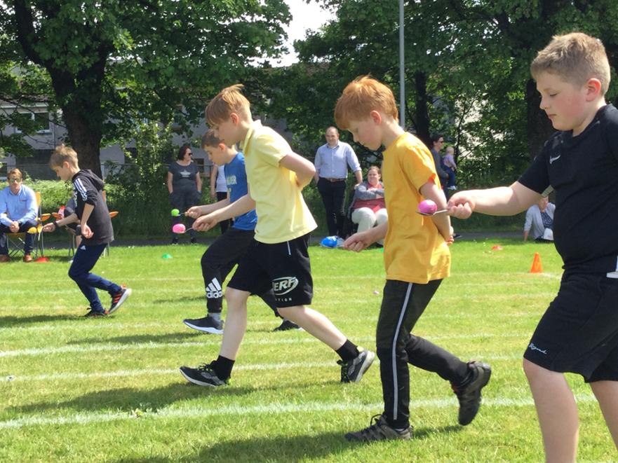P4 Boys Egg and Spoon Race 1 